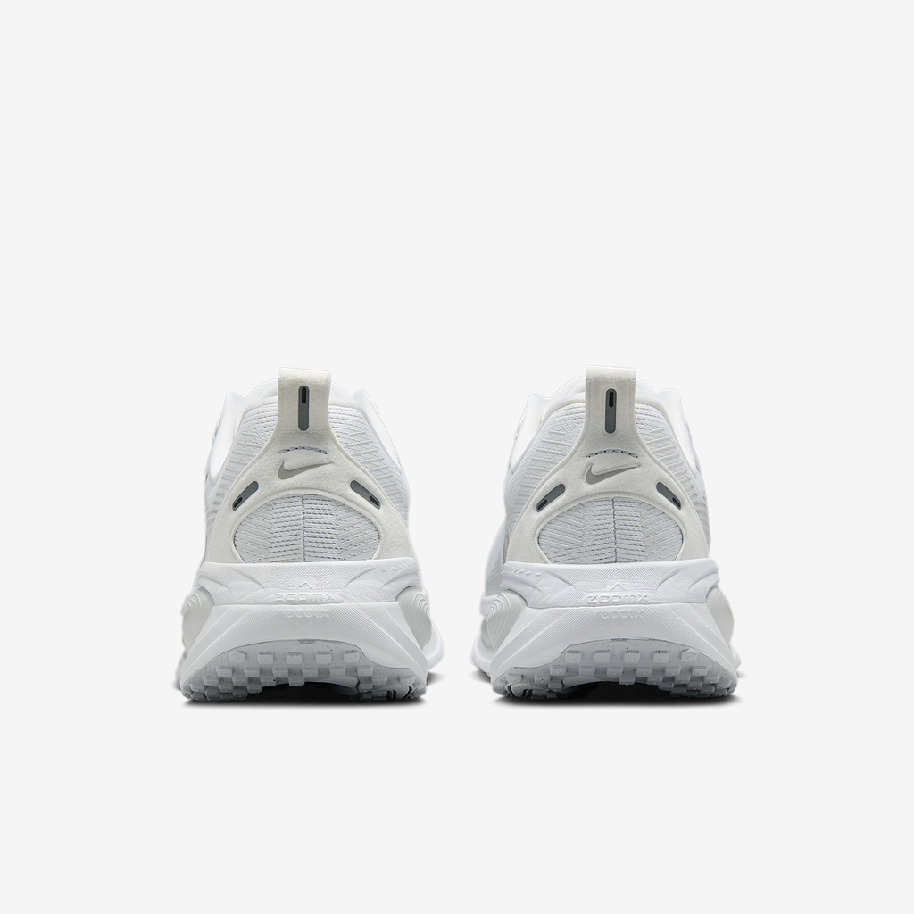 Nike Women's Vomero 18 104 White/MetallicSilver-PhotonDust outsole