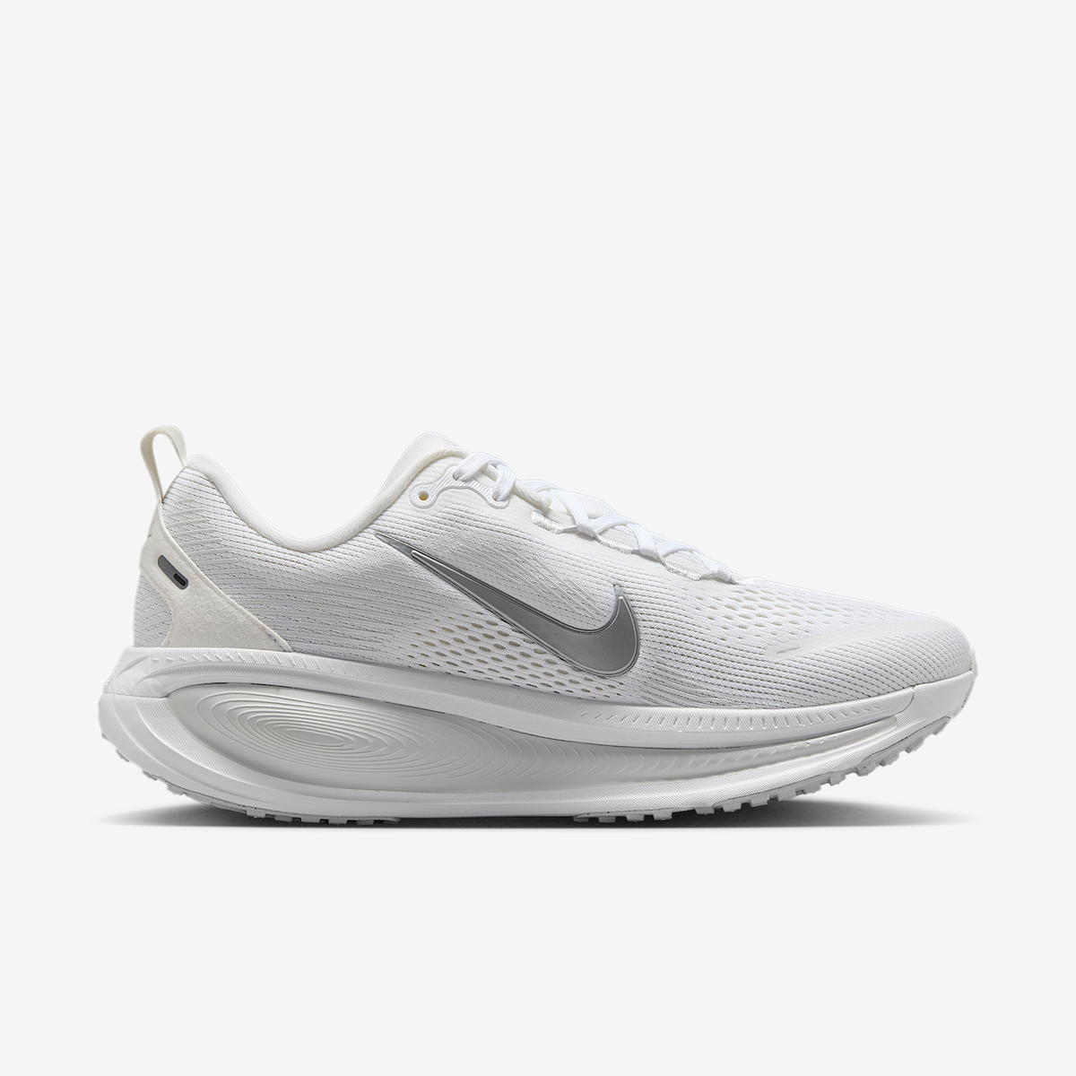 Nike Women's Vomero 18 104 White/MetallicSilver-PhotonDust medial