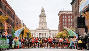 runners taking off in the des moines marathon